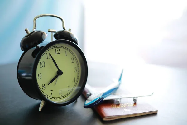 目覚まし時計だ 時計はテーブルの上にある 休息と旅行の時間 — ストック写真