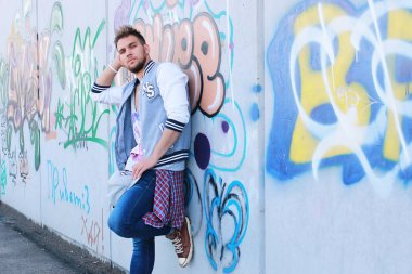 Sakallı hip-hop dansçısı genç bir adam.