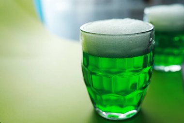 Aziz Patrick Günü tatili. Ulusal İrlanda bayramı. Yeşil bira. Barda zümrüt birayla el ele..