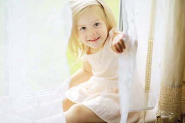 Çocuklar yazın doğada yürürler. Parkta güneşli bir bahar sabahı. Çocuklarla seyahat..