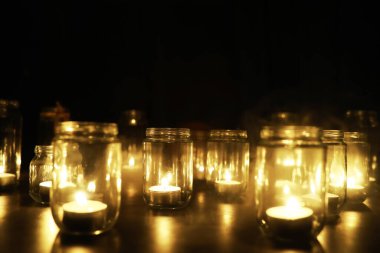 Siyah arka plan, balo ve mumlar. Kaderin kehaneti ve tahmini.