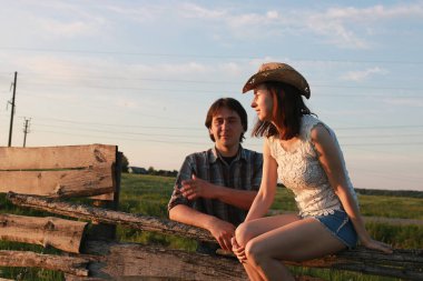 Yazın kırsalda yürüyüş yapan sevimli bir çift.