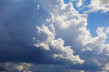 Yaz gökyüzünde yüksek bulutlar. Gökyüzü arka planı. Gökyüzünün meteorolojik gözlemleri.