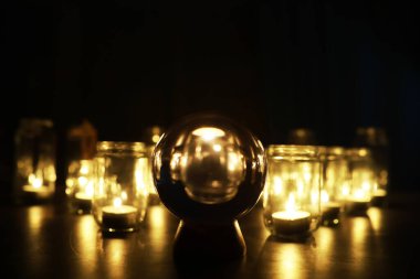 Siyah arka plan, balo ve mumlar. Kaderin kehaneti ve tahmini.