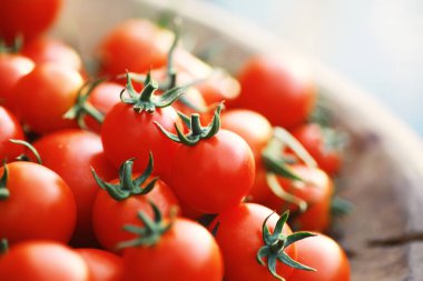 Ekolojik taze çiftlik kiraz domatesleri ahşap arka planda.