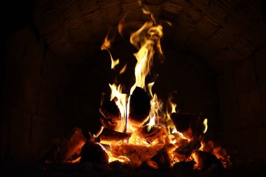 Alevin arka planı fırında. Tuğla şöminede ateş dilleri. Ateş dokusu.