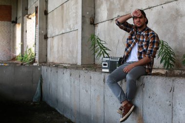 Sakallı hip-hop dansçısı genç bir adam.