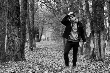 Genç sakallı adam sonbahar parkında