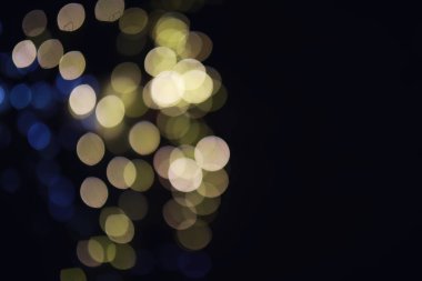 Soyut bokeh arkaplanı. Koyu mavi arka planda altın bokeh daireler çiziyor. Katman kaplaması.