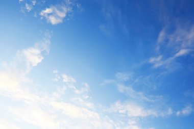 Yaz gökyüzünde yüksek bulutlar. Gökyüzü arka planı. Gökyüzünün meteorolojik gözlemleri.