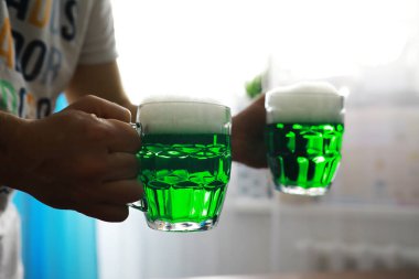 Aziz Patrick Günü tatili. Ulusal İrlanda bayramı. Yeşil bira. Barda zümrüt birayla el ele..