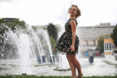 Güneşli bir yaz gününde Parkta güzel bir kız 