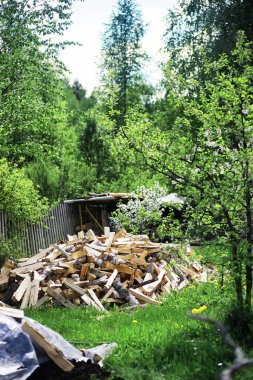 Palette yakacak odun, yerde yatar. Ahşap arkaplan..