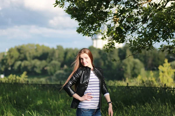 Jeune Fille Promenade Fille Dans Une Veste Cuir Dans Rue — Photo