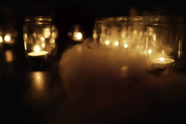 背景是玻璃中的蜡烛 蜡烛在黑暗的地方燃烧 安息吧 — 图库照片