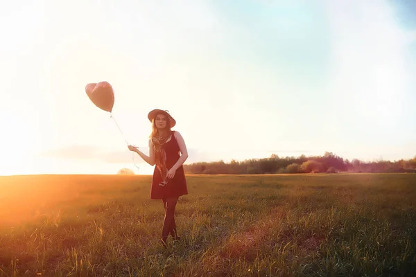 Una Ragazza Con Cappello Mentre Passeggia Nel Parco Una Ragazza — Foto Stock