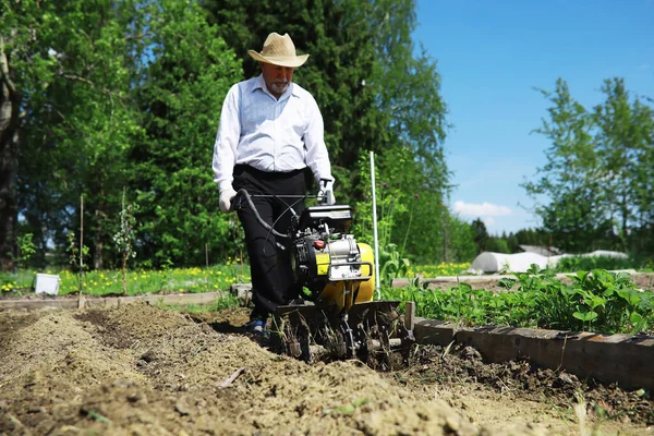 Granjero Está Cavando Jardín Hombre Con Cosechadora Arada Jardín Abuelo — Foto de Stock