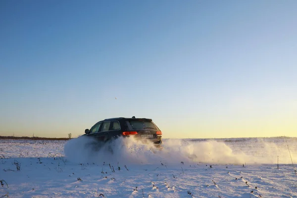 Bilen Fälten Vintern Snödrivor Vintern Extrem Sport Underhållning — Stockfoto