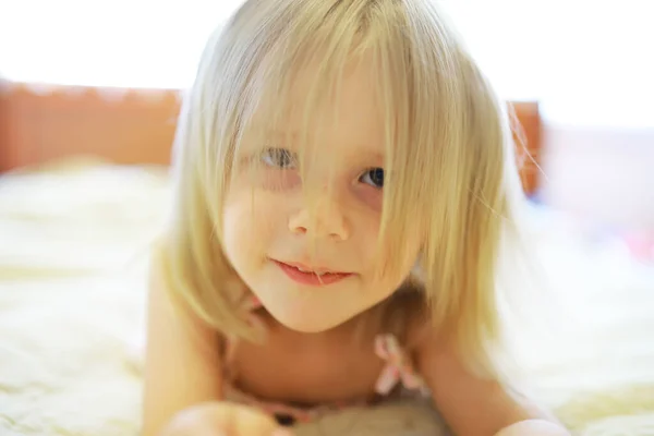Posteli Leží Malé Dítě Plavými Vlasy Holčička Hraje Gauči — Stock fotografie