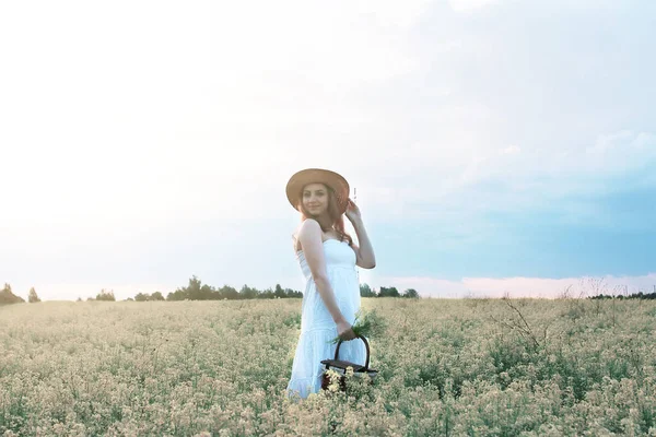 Ragazza Cappello Paglia Campo Fiori Gialli Fiore — Foto Stock