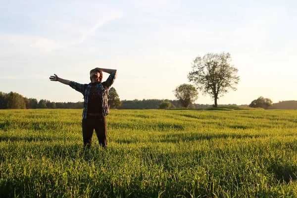 Een Man Casual Kleding Een Reiziger Open Ruimte — Stockfoto