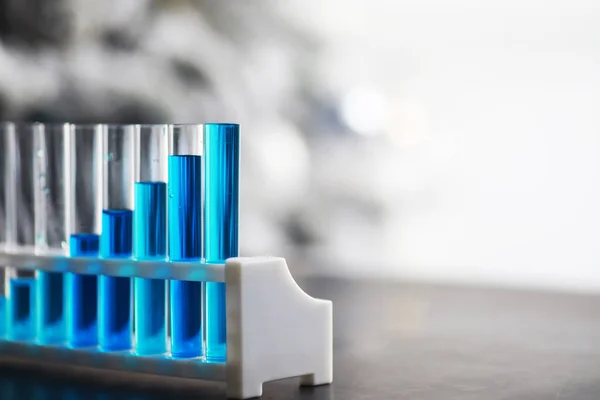 Tubo Ensayo Con Líquido Azul Mesa Laboratorio Examen Del Líquido —  Fotos de Stock