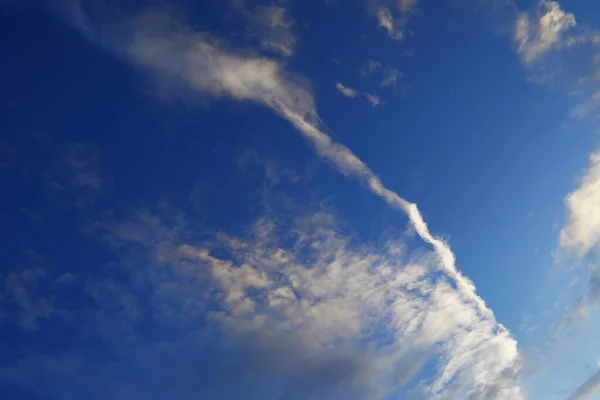 Ψηλά Σύννεφα Στον Καλοκαιρινό Ουρανό Ουράνιο Φόντο Μετεωρολογικές Παρατηρήσεις Του — Φωτογραφία Αρχείου