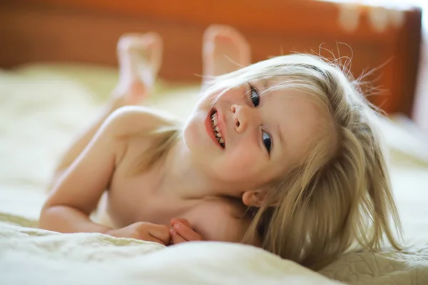 Ein Kleines Kind Mit Blonden Haaren Liegt Auf Dem Bett — Stockfoto