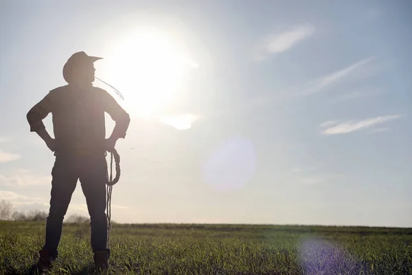 Mężczyzna Kowbojskim Kapeluszu Loso Terenie Amerykański Rolnik Polu Jeansowym Kapeluszu — Zdjęcie stockowe