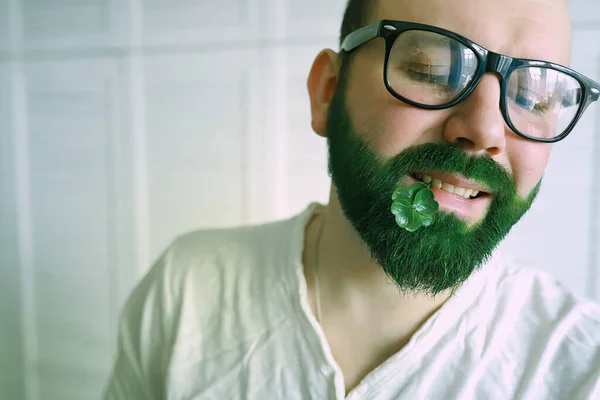 Choqué Heureux Joyeuse Fête Des Saints Homme Barbu Avec Les — Photo