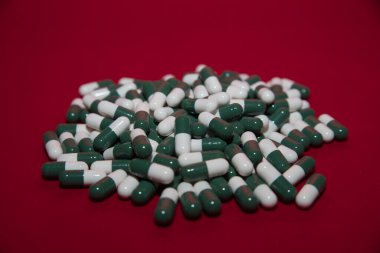 Enginar özetinin kapsülleri.