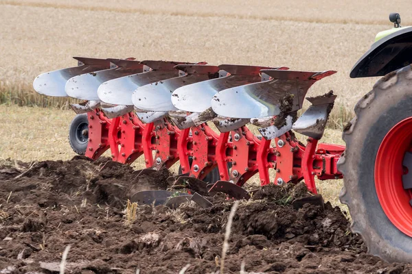 Traktor Ploughem Pluhu Ochrana Pšeničného Pole Proti Ohni — Stock fotografie