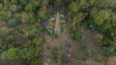 Hırvatistan 'da karst tarzı yeşillikte metal elektrik direği Vkew' i.