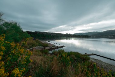 Bulutlu bir sabahta Slovenya 'nın Strunjan veya Strugnano bölgesinde tuz veya tuz toplama havzası veya gölü