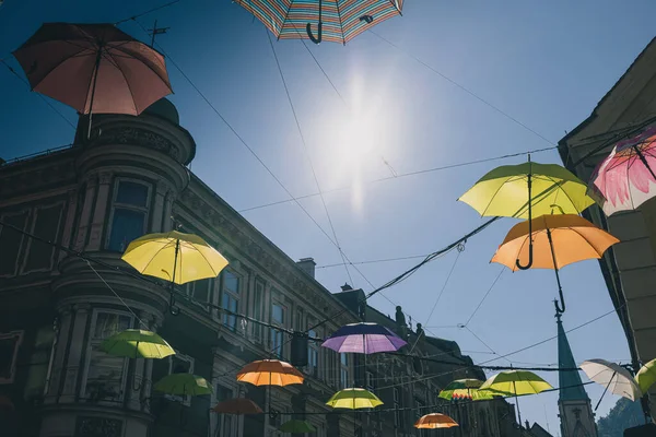 Celje Streetの通りの上に浮かぶ傘の束旧市街の中心部の装飾 — ストック写真