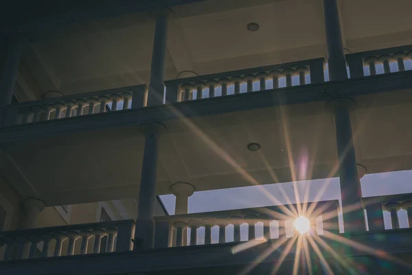 Ήλιος Μια Φωτοβολίδα Φακού Ξεπροβάλλει Από Ένα Κτίριο Γεμάτο Κίονες — Φωτογραφία Αρχείου