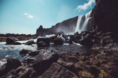 İzlanda 'nın Thingvellir bölgesinde tektonik plakaların birleştiği güzel bir şelale. Uzun pozlama ayarlı yemyeşil şelale.