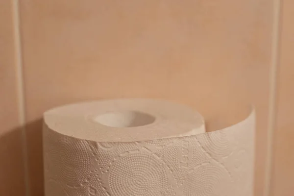 Bara Rulle Toalettpapper Övre Delen Toalettpappersrulle Synlig Badrummet — Stockfoto