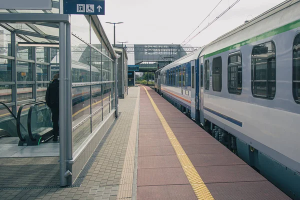 Treno Piedi Sul Binario Della Stazione Ferroviaria Warsawa Gdanska Treno — Foto Stock