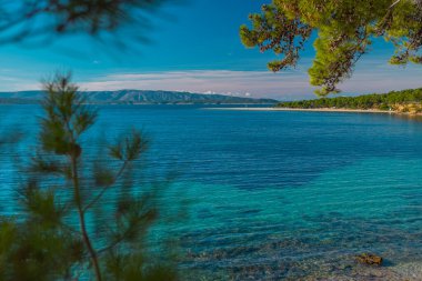 Hırvatistan 'ın Brac adasındaki boş Zlatni Rat pelerininin sabah manzarası. Büyülü ve güzel yarımada, Hırvatistan sahillerinde ünlü..