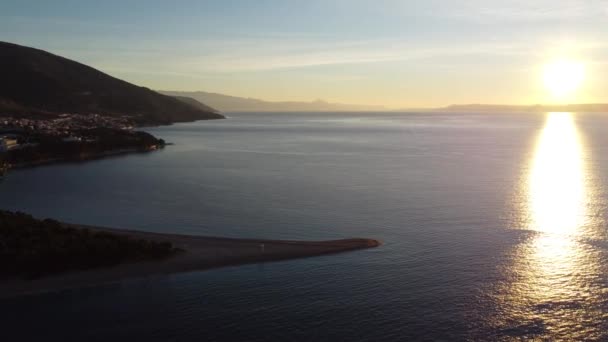 Hırvatistan Brac Adasındaki Zlatni Rat Pelerini Nin Dikey Hava Aracı — Stok video