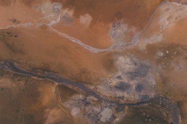 İzlanda 'nın Reykjanes yarımadasındaki boş jeotermal Krysuvik bölgesinin insansız hava aracı görüntüsü. Yerden yükselen görünür sülfür..