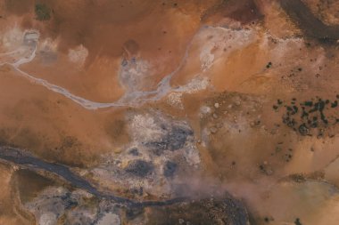 İzlanda 'nın Reykjanes yarımadasındaki boş jeotermal Krysuvik bölgesinin insansız hava aracı görüntüsü. Yerden yükselen görünür sülfür..