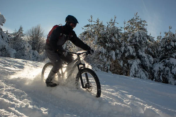 Snöig Nedstigning Med Mountainbike Snö Nedförsbacke Med Cykel Mtb Action — Stockfoto