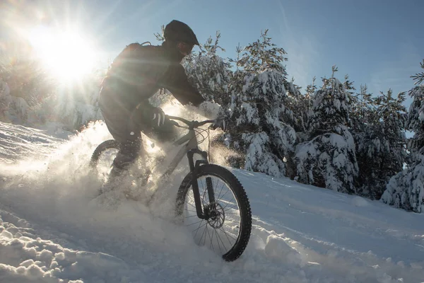 マウンテンバイクで雪の降下 バックライトとして深い雪と太陽と 冬の自転車 Mtbアクションで雪の下り坂 — ストック写真