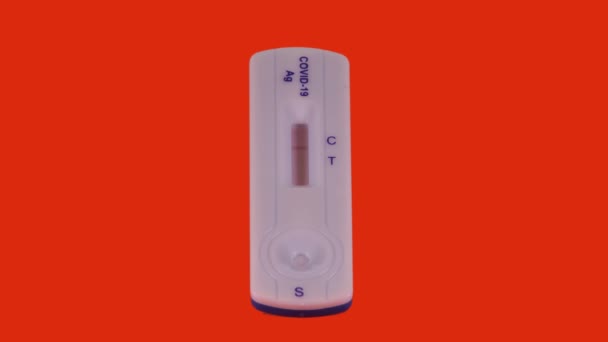Szybki Covid Test Antygenowy Mały Plastikowy Tester Pomarańczowym Tle Wykazujący — Wideo stockowe