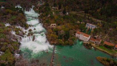 Skradinski buğundaki güzel Krka şelaleleri soğuk kış aylarında bir dronla havadan izleniyor. Etrafta kimse yok..