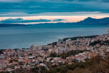 Dalmaçya 'nın Makarska kentindeki Panorama, soğuk bir kış gününde Biokovo dağından izlendi. Yukarıdan manzara çok güzel. Arka planda görülen brac adası.