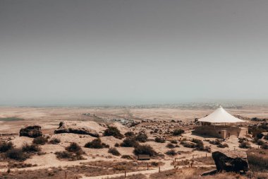 Azerbaycan 'ın Gobustan bölgesindeki kayaların jeolojik oluşumları zengin arkeolojik anıtları, kaya oymaları ve çamur volkanlarıyla bilinir. Kuşlar ovalara bakar..