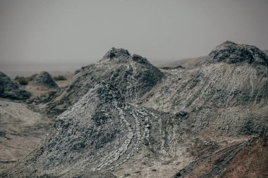 Gobustan, Azerbaycan 'da çamur volkanları. Patlamaların görüldüğü çamurdan yapılmış tepelerle dolu bir yer. Tıbbi güçleri olduğu biliniyor..
